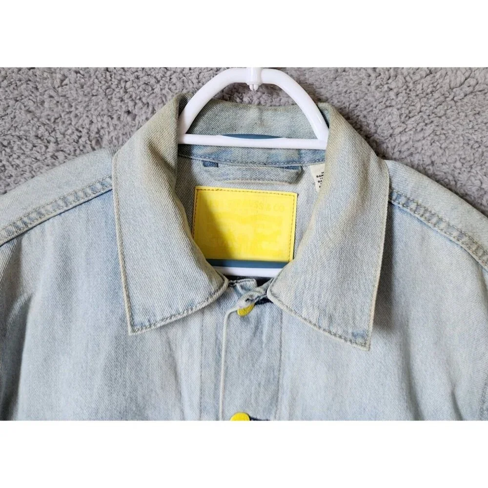 Levi’s Type 3 Light Wash Blue Denim Yellow Metal Button Up Trucker Jacket Size M